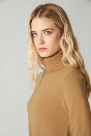 Dolcevita in Maglia Rasata in Puro Cashmere Cammello