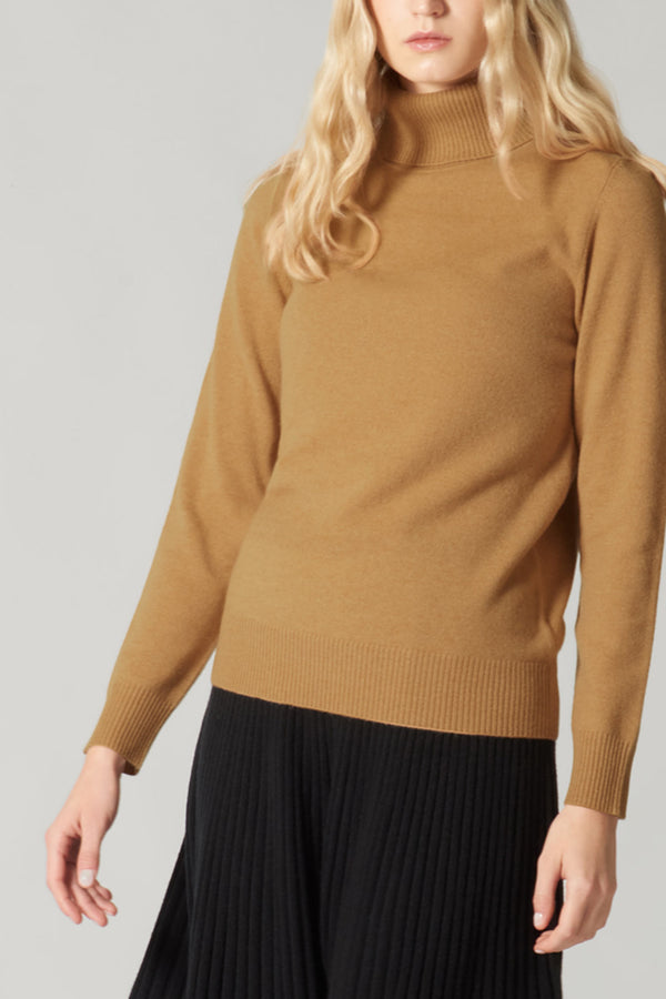 Dolcevita in Maglia Rasata in Puro Cashmere Cammello