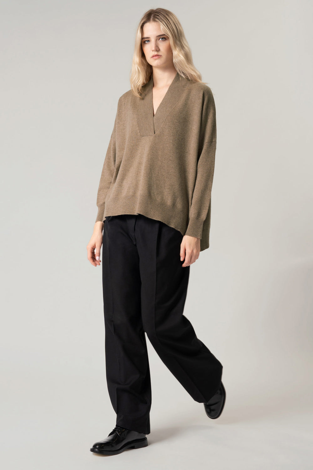 Maglia Over Collo a Scialle in Puro Cashmere Dune