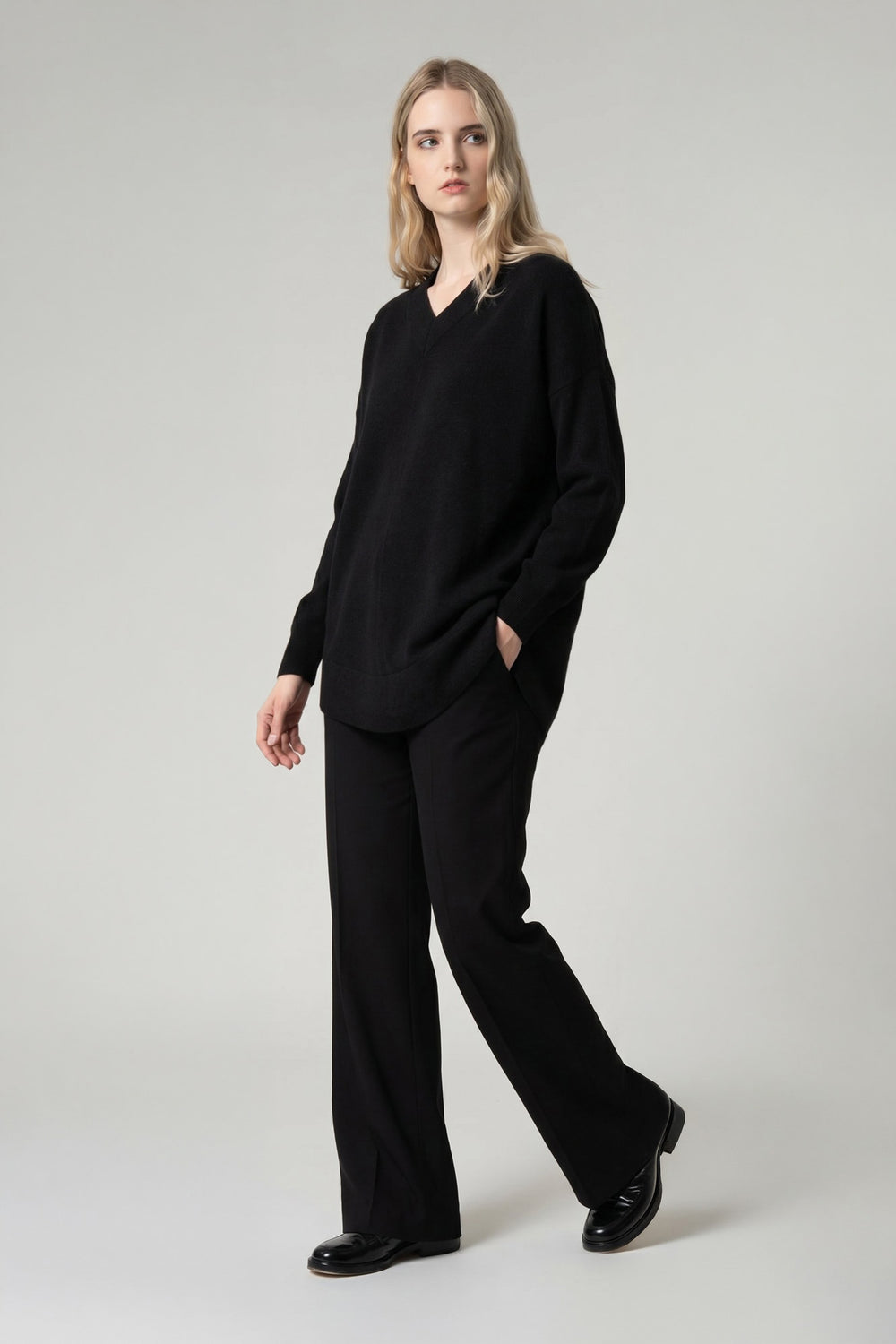 Maglia Scollo a V Svasata in Puro Cashmere Nero